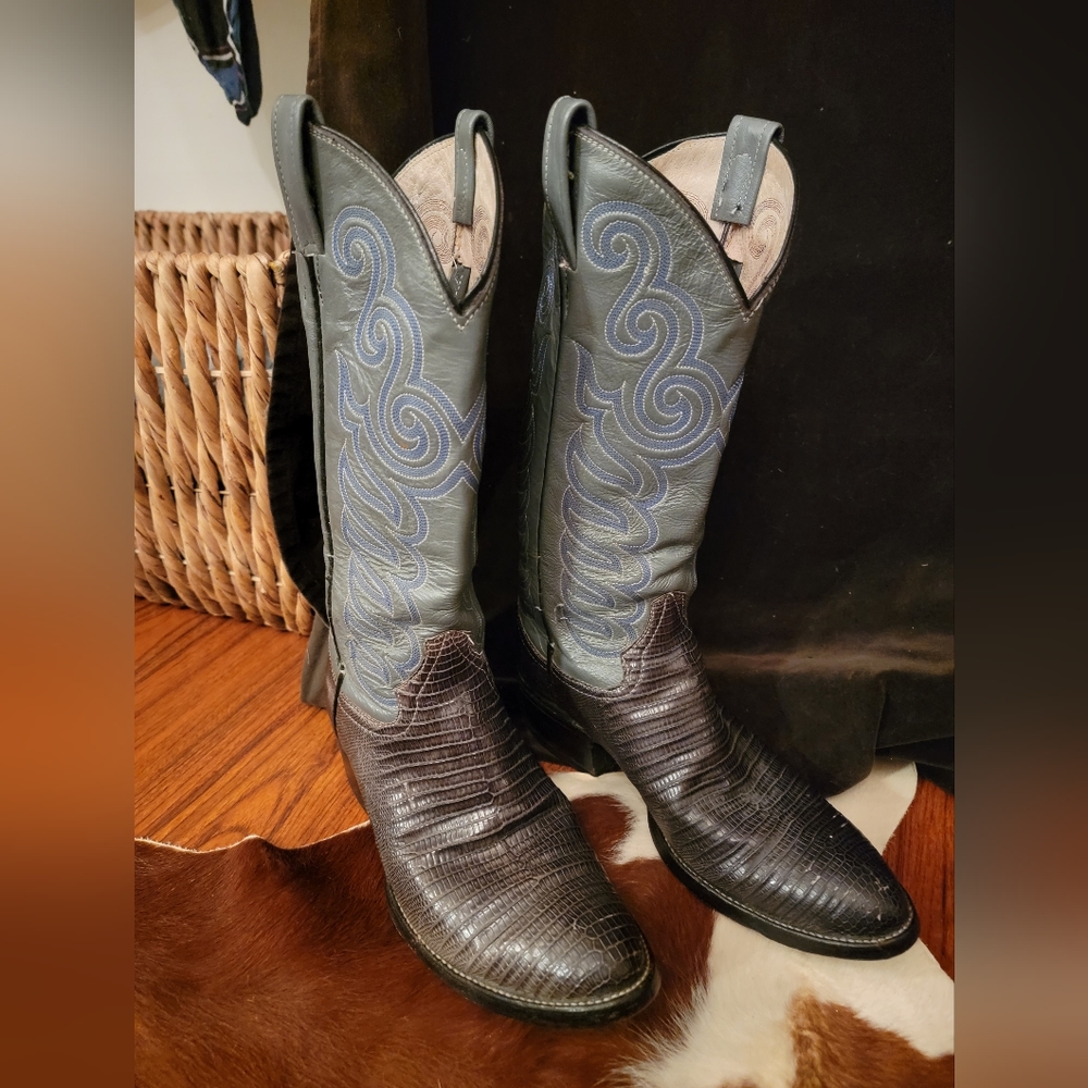 Vintage grey leather cowboy boot with blue stitching